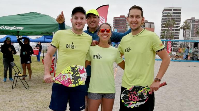 Juan José Rodríguez (izq.), Patricia Cortés (centro) y Pablo Gutiérrez, en el torneo ITF de Iquique. | BTC Cochabamba