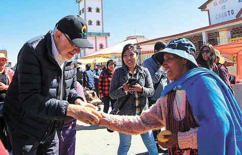 El presidenciable por Comunidad Ciudadana, Carlos Mesa, visitó ayer Villa Adela, en El Alto. Foto: Twitter Carlos Mesa