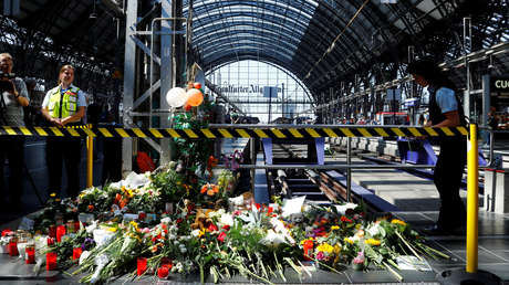 Velas y flores en el lugar donde un niño fue empujado a las vías delante de un tren, Fráncfort del Meno, Alemania, 30 de julio de 2019