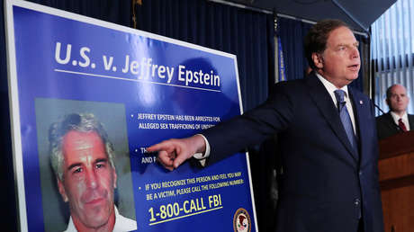 Un fiscal de EE.UU. señala la fotografía de Jeffrey Epstein cuando anuncia los cargos por tráfico sexual de menores, el 8 de julio de 2019.