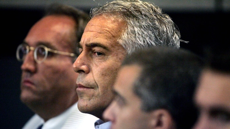 Jeffrey Epstein primero invitaba a las menores a sus mansiones para que le dieran “masajes”, después tenía actos sexuales con ellas y luego les pagaba cientos de dólares en efectivo. (Foto: AP)