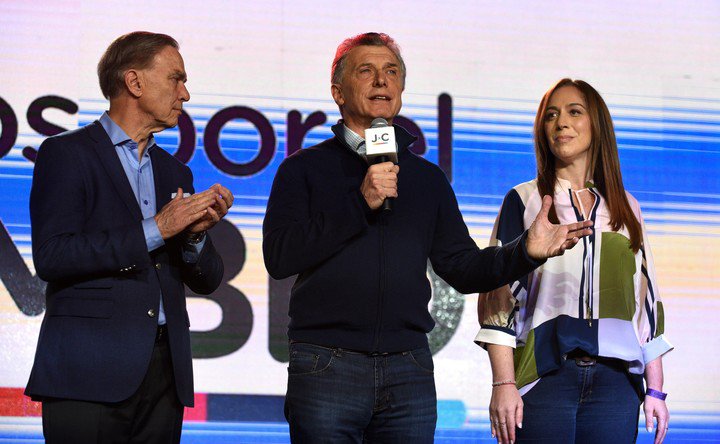 El presidente Mauricio Macri junto a Miguel Pichetto y María Eugenia Vidal. Foto: HO / JUNTOS POR EL CAMBIO PARTY / AFP)