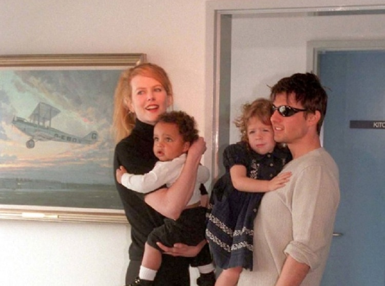 Los actores Nicole Kidman y su esposo Tom Cruise llegan al aeropuerto de Sydney Kingsford Smith y presentan a sus hijos Connor e Isabella a los medios el 24 de enero de 1996 en Sydney, Australia.