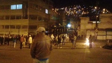 Un grupo de cocaleros se movilizan en las puertas de Adepcoca, en Villa Fátima.