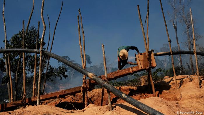 Minas ilegales de oro en zonas protegidas.