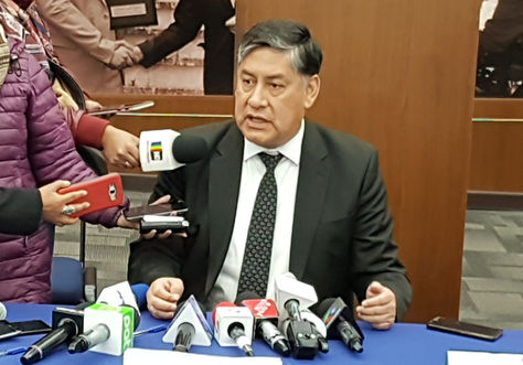 El fiscal general del Estado, Juan Lanchipa, brinda declaraciones a los medios. Foto: La Razón