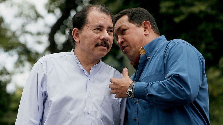 Daniel Ortaga y Hugo Chávez forjaron una alianza política y de negocios