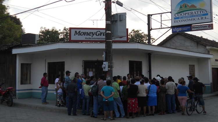 La gente se agolpó frente a la oficina de Caruna en Somoto para reclamar su dinero