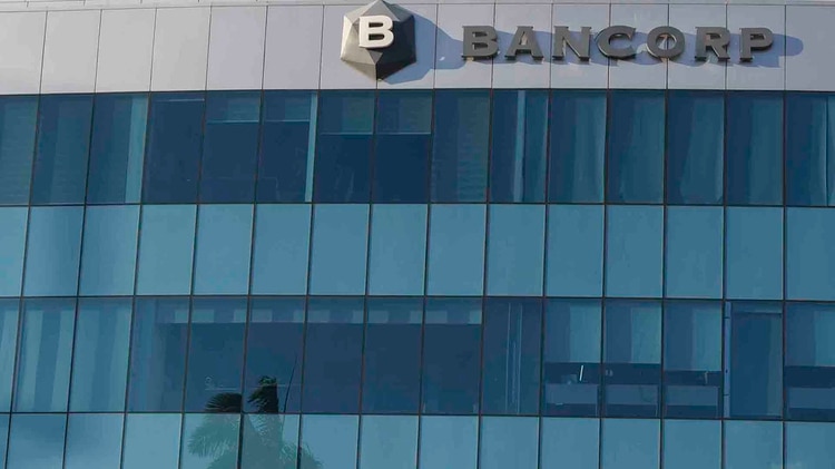 Fachada del Bancorp en su edificio central en Managua en febrero de 2019. En abril de 2019 ya no existe ni el rótulo (Cortesía/La Prensa)