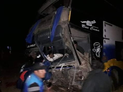 El bus que se encunetó en la carretera La Paz-Oruro. Foto: Humberto Pacosillo