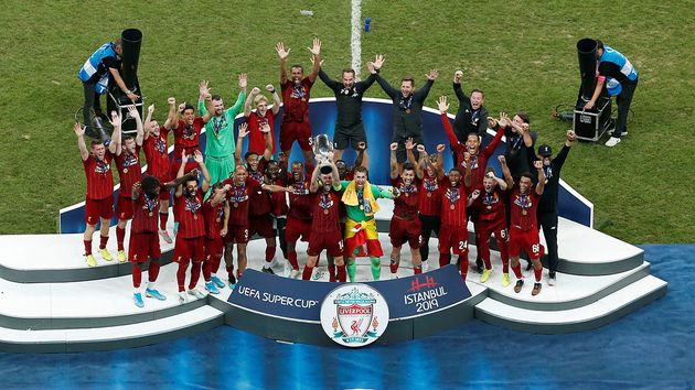 El momento de la alegría Liverpool levantó la Supercopa de la UEFA