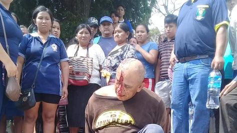 El ciudadano colombiano, Javier P. en la plaza de Teoponte, en La Paz, tras ser capturado por los pobladores.