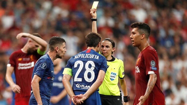 Stephanie Frappart se convirtió en la primera árbitra en dirigir un partido definitorio en el fútbol de Europa (Reuters/John Sibley)