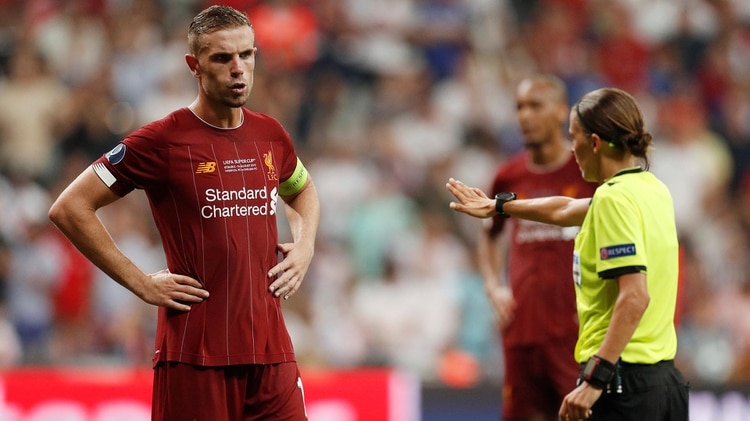 Frappart tuvo un gran rendimiento y fue felicitada por Jürgen Klopp, el entrenador del Liverpool (Reuters/John Sibley)