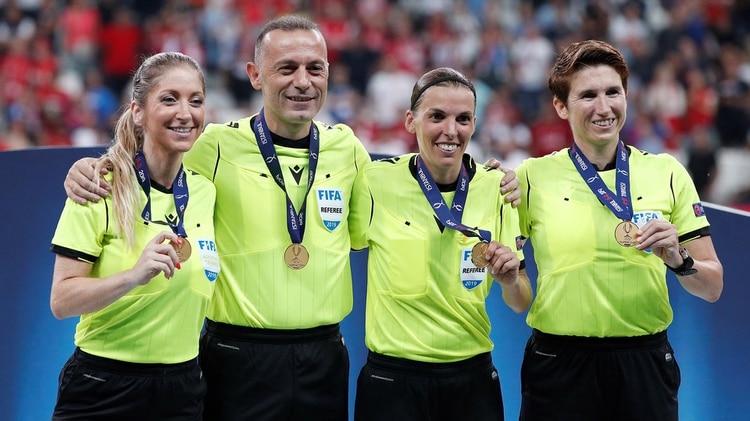Michelle O’Neill (asistente), Cuneyt Cakir (curto árbitro), Stephanie Frappart y Manuela Nicolosi (asistente) condecorados luego de la final (Reuters/John Sibley)