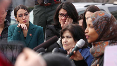 Las congresistas demócratas Alexandria Ocasio-Cortez y Rashida Tlaib se emocionan con el relato de su colega Ilhan Omar, Washington, EE.UU.