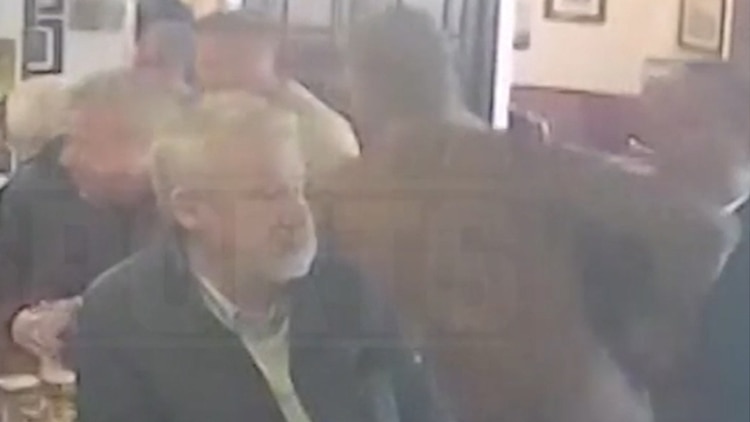 El momento en el que McGregor agrede a un cliente de un bar en Irlanda