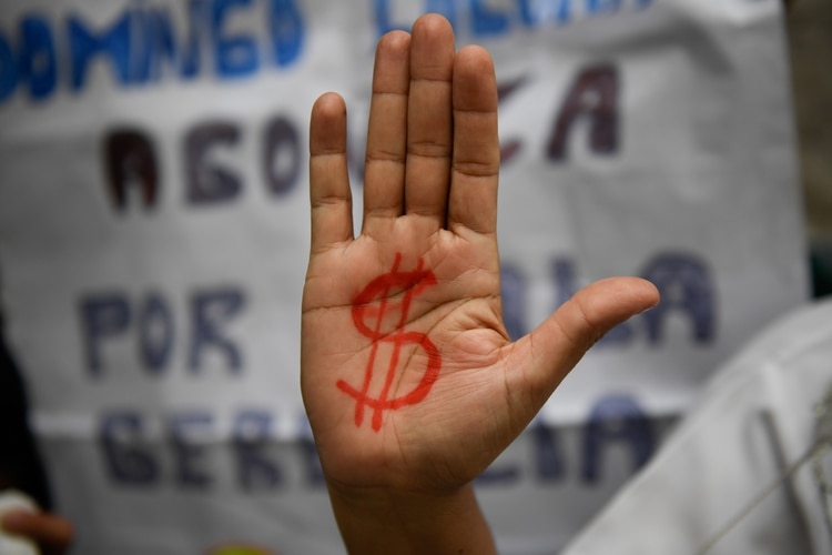Una enfermera protesta por las pobres condiciones de los hospitales en Venezuela (AFP)