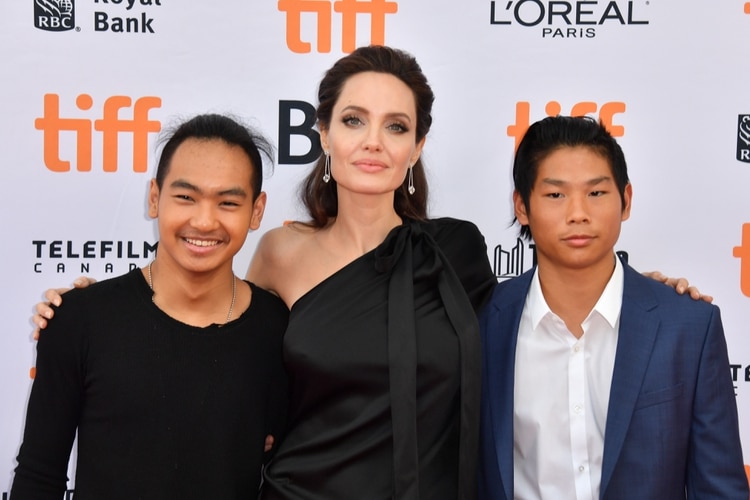 Maddox, Angelina Jolie y Pax en la premiere de “First They Killed My Father” en 2017 (Grosby Group)