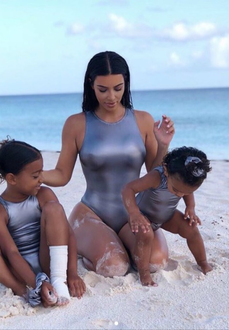 Kim junto a sus hijas