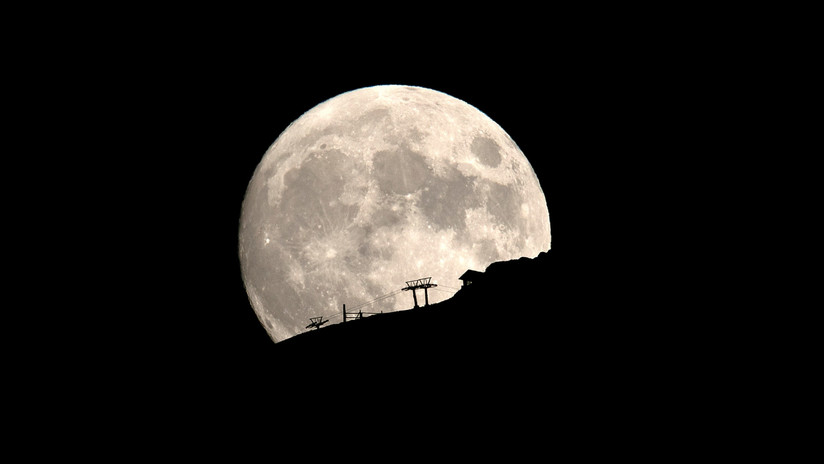 La misión espacial de la India publica su primera imagen de la superficie de la Luna (FOTO)