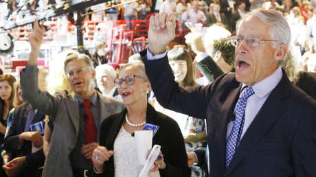 Jim, Alice y Rob Walton en una reunión anual de accionistas de Walmart en Fayetteville, Arkansas (EE.UU.), 2013.