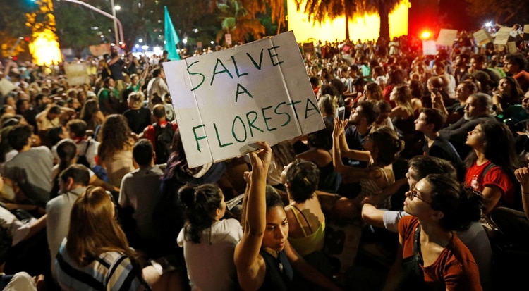 Las protestas del viernes por la noche en Brasil para exigir que se cuide el Amazonas (REUTERS/Adriano Machado)