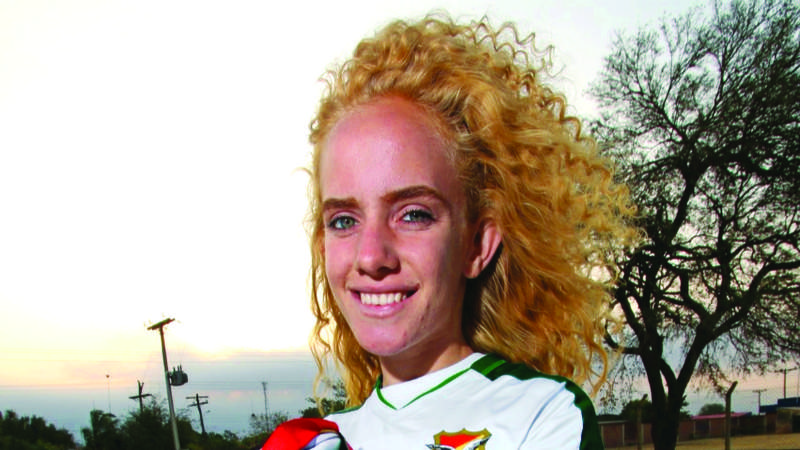 Menonita y futbolista, Emilie Doerksen rompe esquemas