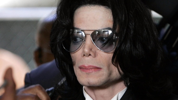 Michael Jackson en 2005 (KEVORK DJANSEZIAN / AFP)