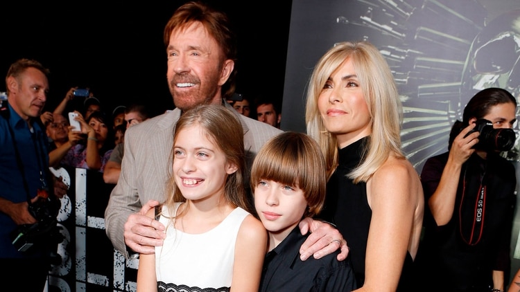 Juntos en Hollywood en 2012: Chuck, Gena y sus hijos. Cinco años después el actor decidió dejar su carrera para estar al lado de su mujer enferma (Shutterstock)