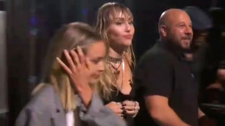 Miley Cyrus Y El Cariñoso Momento Que Compartió Con Kaitlynn Carter Antes De Cantar En Los Mtv