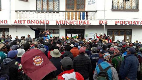 Pobladores realizan vigilia en puertas de la alcaldía de Pocoata, en Potosí.