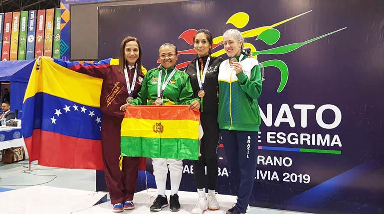 La esgrimista boliviana Leonor Ribera (izq.) en el podio de espada femenina, preveteranos. | José Rocha