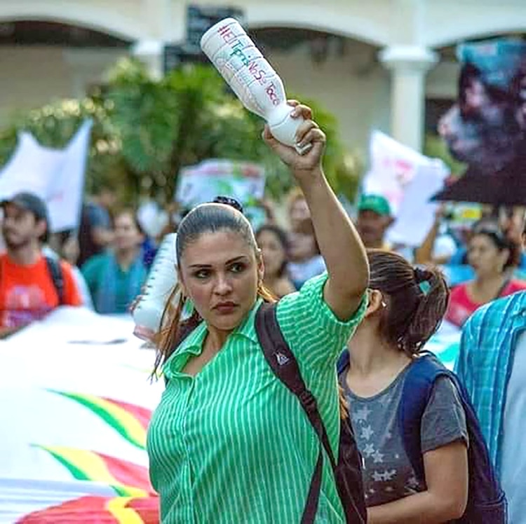 Eliana Torrico, (de verde), una de las principales activistas ambientalistas de Santa Cruz, en una de las marchas