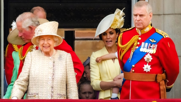 La reina Isabel II con sus hijos Carlos y Andrés de Inglaterra (Teh Grosby Group).