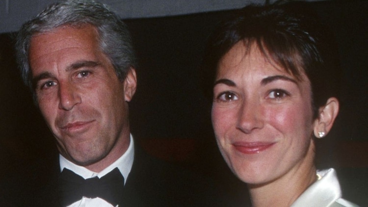Jeffrey Epstein y Ghislaine Maxwell en 2005