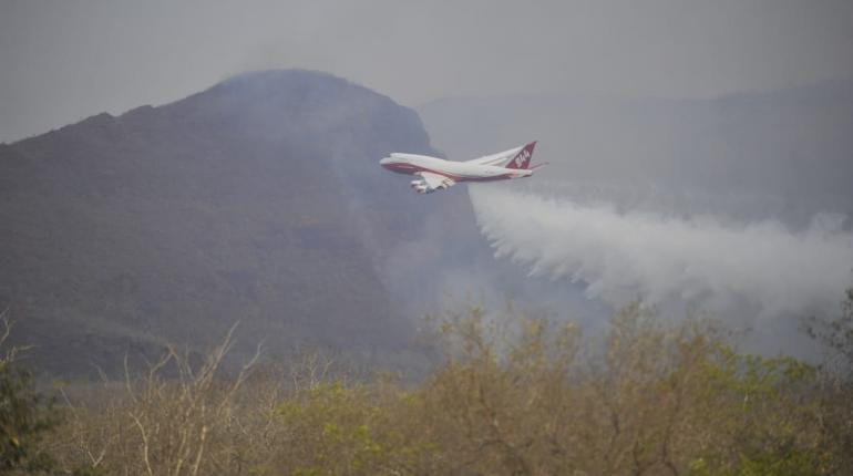 El Supertanker opera sobre una zona afectada por el fuego. | Foto: @mincombolivia