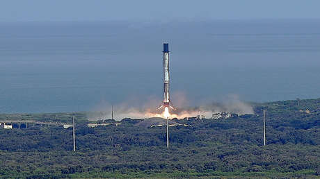 La primera etapa del cohete Falcon 9 regresa a la estación de la Fuerza Aérea de EE.UU. en el cabo Cañaveral, Florida