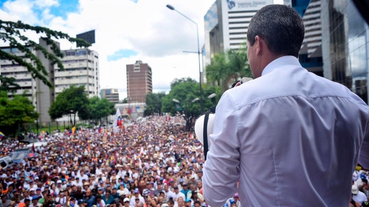 Juan Guaidó frente a la sede de la ONU en Venezuela, antes de comenzar a marchar