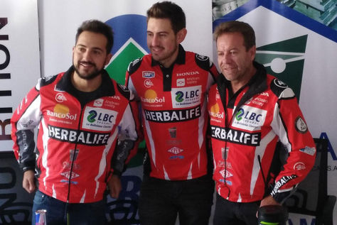 Daniel Nosiglia (centro) junto a su hermano y su papá en la rueda de prensa. Foto: Marcelo Avendaño