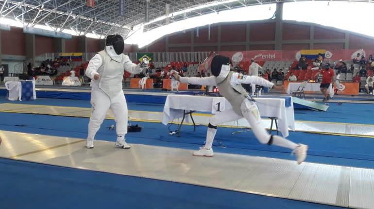 La tiradora boliviana Vivian Verduguez (der.) en el combate final ante la estadounidense Teodor Stanica, ayer. | Oliver Saavedra