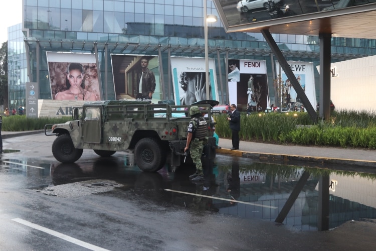 Dos personas sin vida el saldo de un ataque a balazos por presuntos problemas pasionales al interior de la plaza Artz Pedregal. (Foto: Cuartoscuro)