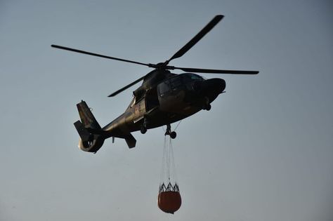 Uno de los helicópteros que opera en la Chiquitanía para sofocar los incendios. 