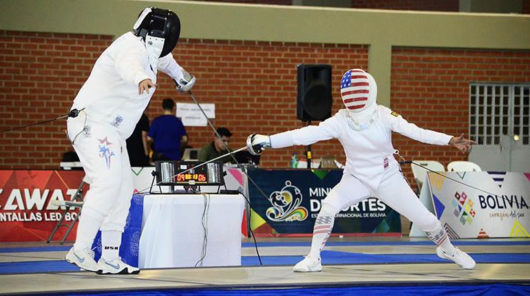 Gladys Berardi (izq.), de Estados Unidos, en el combate final con su coterránea Esperanza Alzona, ayer. | José Rocha