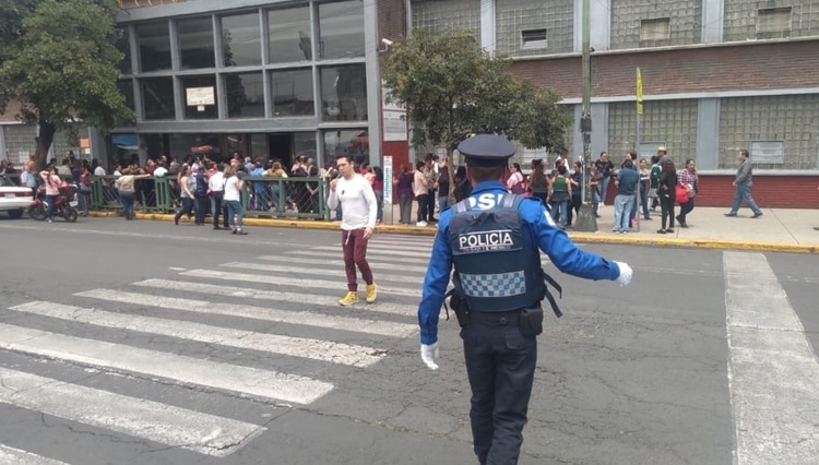El adolescente de 14 años alardeaba ser narco pero supuestos integrantes del cártel de Tláhuac lo “levantaron” afuera de la secundaria donde asiste, lo golpeó y tiró afuera de su casa Foto: @SSP_CDMX