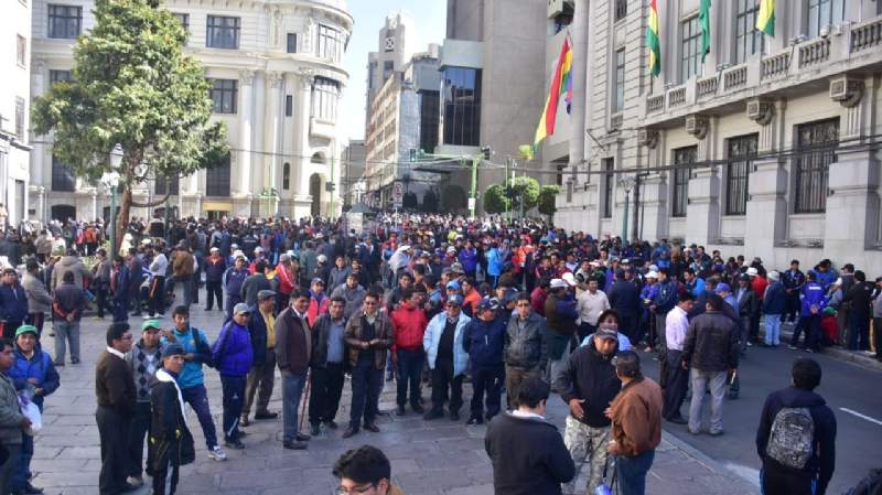 Diputados piden a la justicia que ordene a choferes suspender paros y bloqueos con acción popular