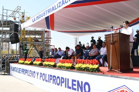 El acto de lanzamiento de la licitación del estudio de la planta de petroquímica de Yacuiba.