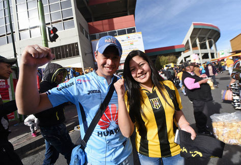 Hinchas de Bolívar y The Strongest antes de un clásico anterior. Foto: Archivo-La Razón