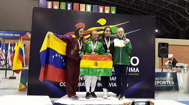 La deportista Leonor Ribera posa con su medalla. | Marcos Peñaranda Vargas