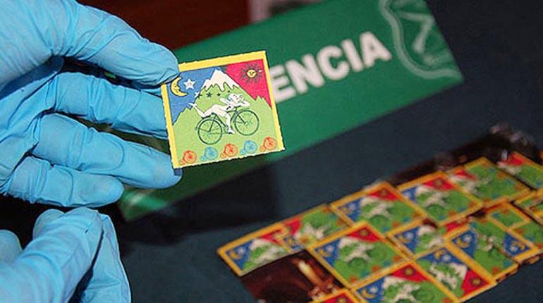 El LSD se asemeja a un pedazo de papel. | infobae.com